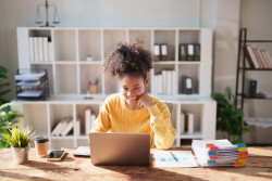 Indépendant à domicile&nbsp;: devez-vous payer la CFE&nbsp;?