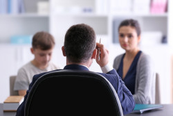 Parent menaçant : l’élève peut être forcé à changer d’école
