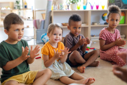 Enfant pas propre à l’école maternelle : que dit la loi ?