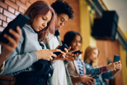 Téléphones portables interdits au lycée : ce que dit la loi