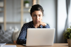Offres d’emploi : plus de 1 sur 2 serait illégale sur France Travail