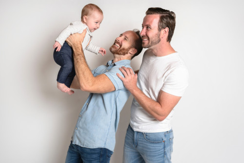 Congé paternité : quelles règles pour les couples d’hommes ?