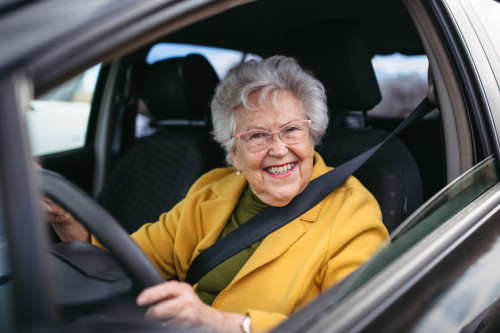 Voiture : vers un macaron S obligatoire pour les seniors ?