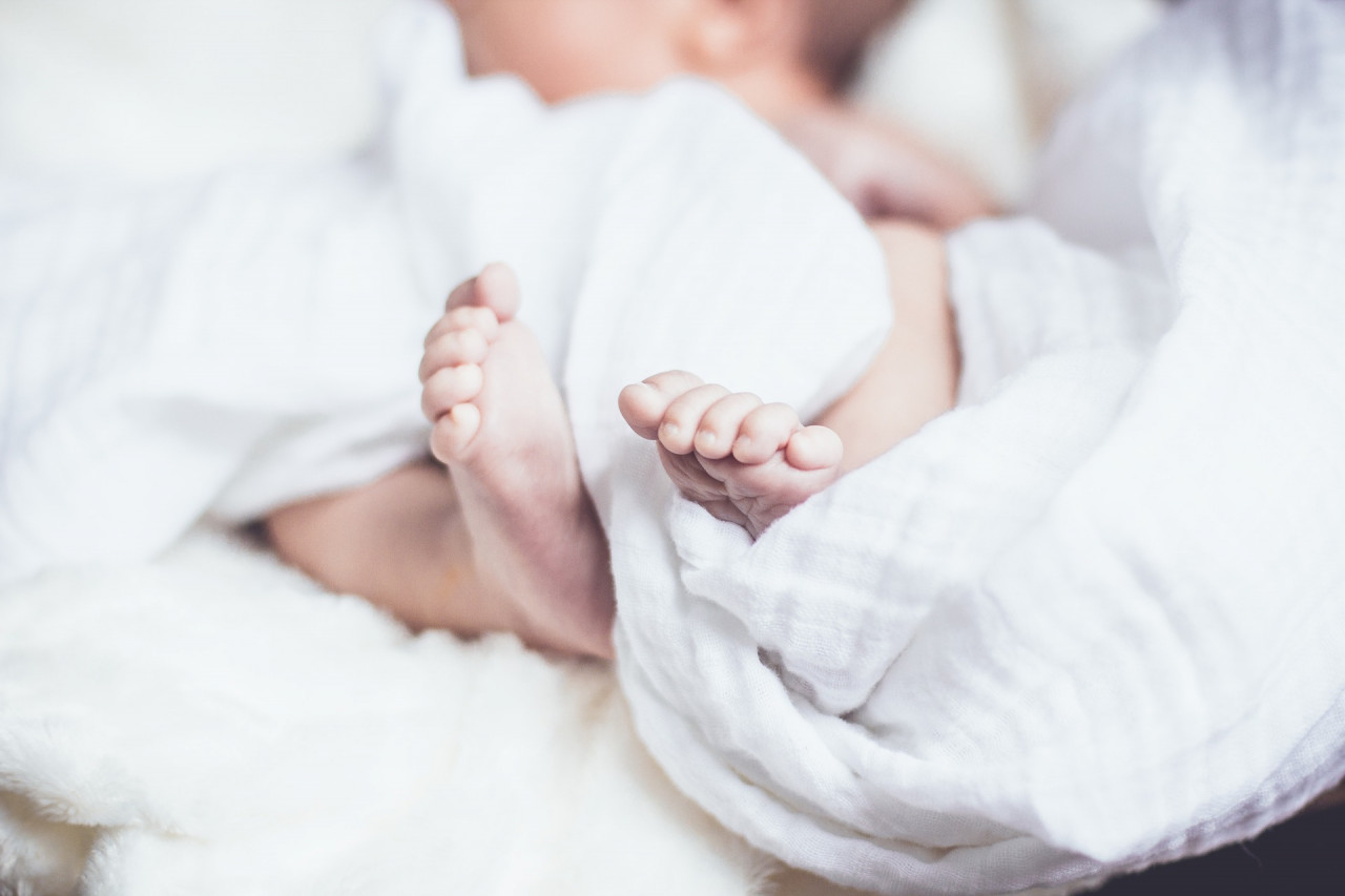 Décès d’un enfant à la naissance : règles de l’état civil et aides