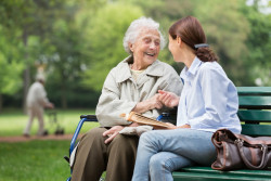 L'accueil familial pour personne âgée ou handicapée : avantages, mise en place et coût