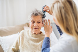Personnes âgées : comment bénéficier de soins à domicile ?