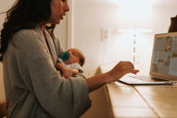 Démissionner pendant un congé maternité : tout savoir