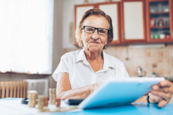 Aides CAF pour les retraités : quelles aides existent ?