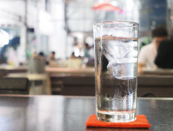 Cafés, restaurants : le consommateur peut-il obtenir un verre d’eau gratuitement ?