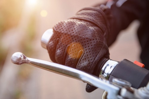 Port de gants à moto : les modèles homologués et les sanctions encourues