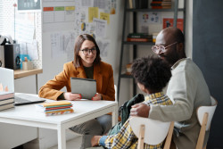 Visite en présence d’un tiers : fonctionnement et cadre légal