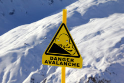 Risques d’avalanches hors des pistes : connaitre la signification des drapeaux et pictogrammes avant de partir skier
