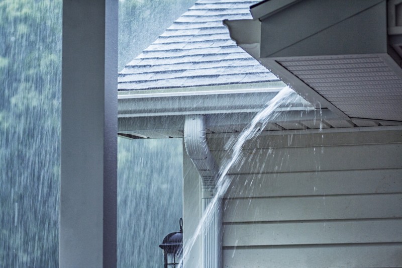 Écoulement des eaux de pluie du terrain du voisin : servitudes applicables et recours possibles