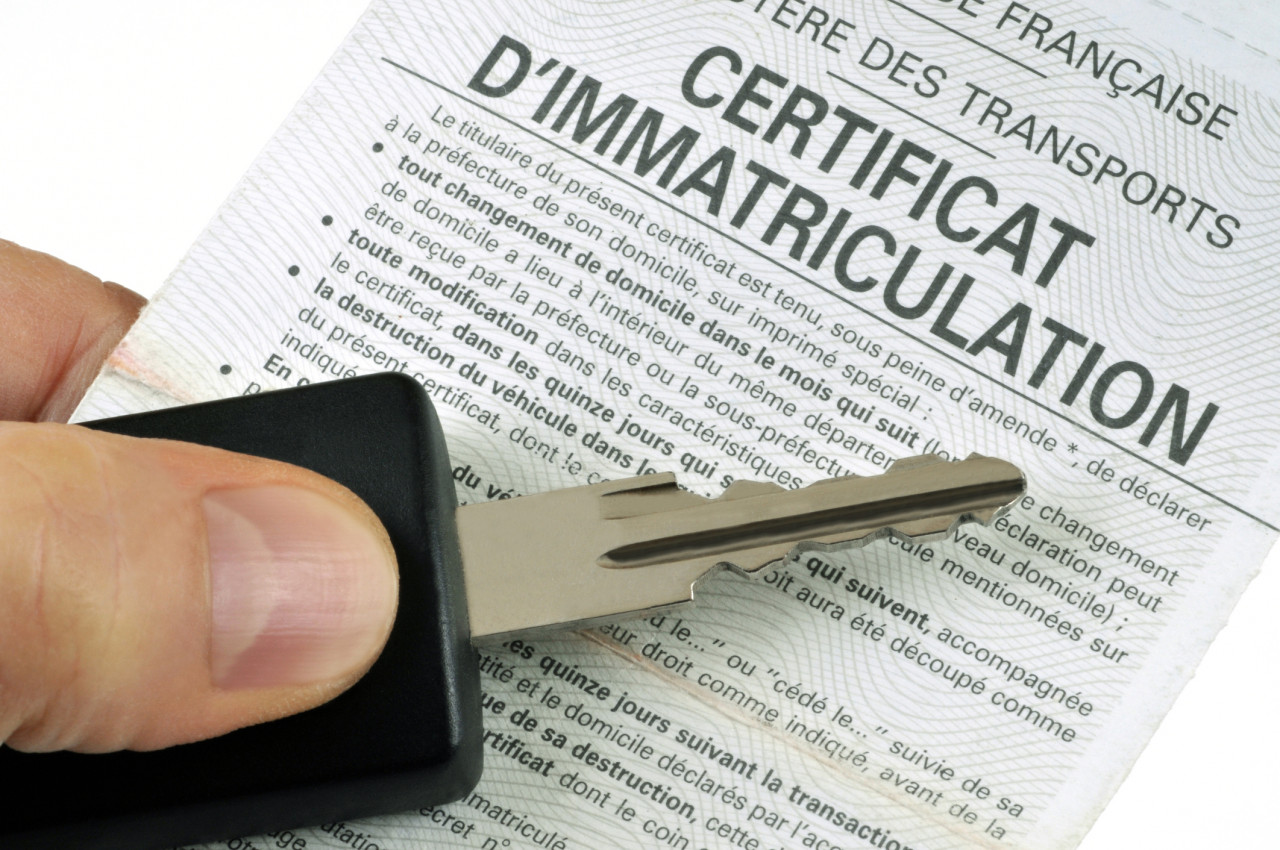 Comment ajouter ou retirer un nom sur un certificat d’immatriculation ?