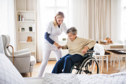 Aide à domicile pour personnes âgées : comment en bénéficier ?