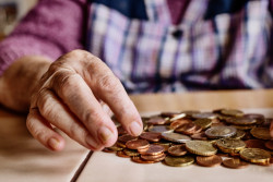Quelles sont les aides pour les retraités qui ont une petite retraite ?